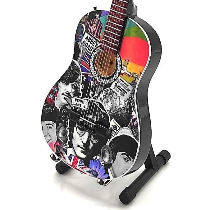 Music Legends - N8648 Mini Guitarra de Colección Acústica con Collage en Blanco y Negro (Años 60) - Inspirada en The Beatles - D2fy - Direct To Fans - Music Legends